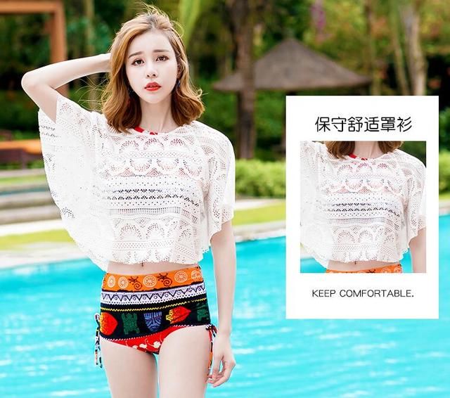 复古时尚的比基尼泳衣,显得美女肌肤白皙身段优美,迷人魅力更足