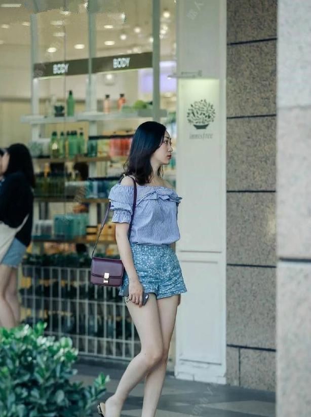 街拍，如果图8去应聘网管，那样的话网吧生意一定会火爆