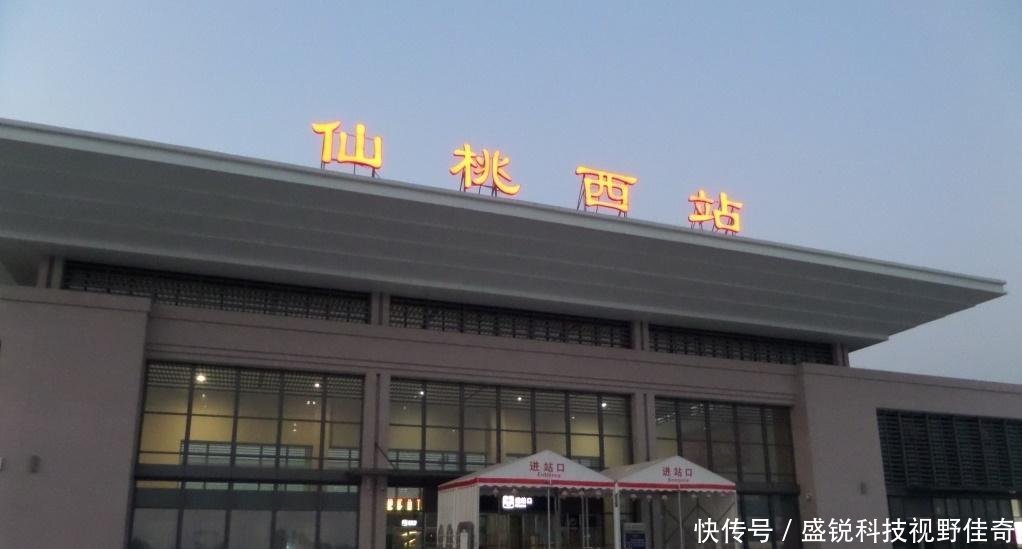 中国最“不靠谱”的火车站自己的火车站，却还要坐大巴回家