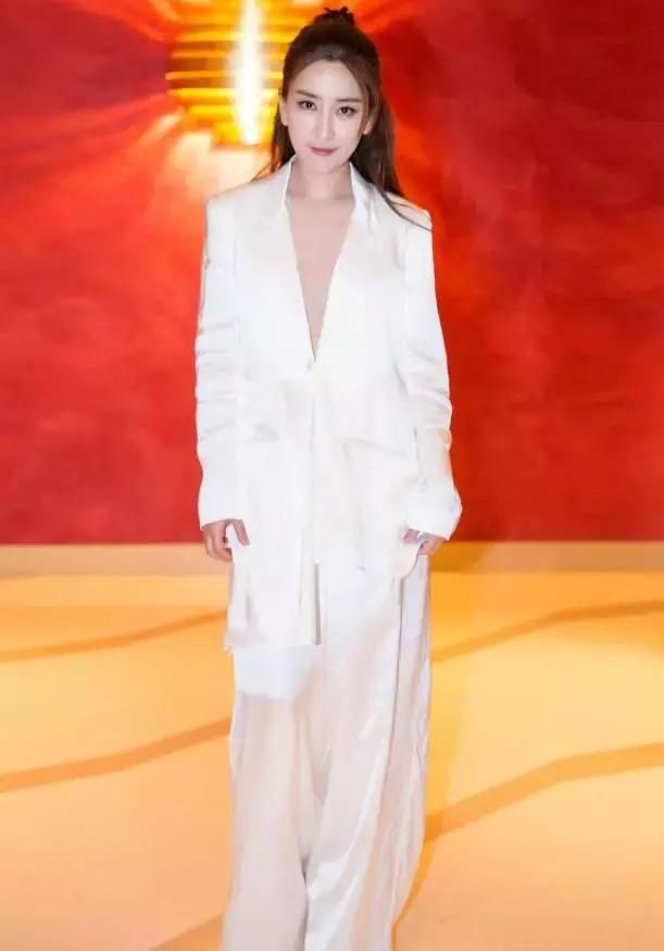 马苏胆真大！围个“肚兜裙”就出街？网友：陈志朋都没你疯狂！