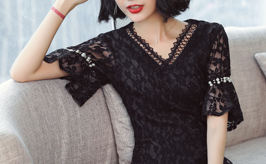 时尚蕾丝裙+丝袜，洋气减龄有韵味，惊艳全场，美爆了