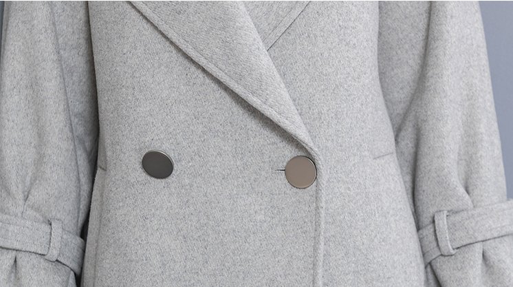 有一款外套叫:毛呢外套!搭小脚裤+短靴，7080穿洋气又显嫩