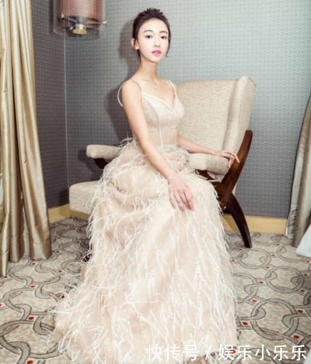 于正力捧的吴谨言亮相，身材干瘪撑不起吊带裙，太尴尬了！