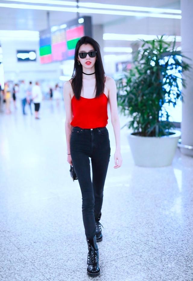 超模奚梦瑶刚换下马丁靴，可又穿上过膝长靴了，真的不热吗？