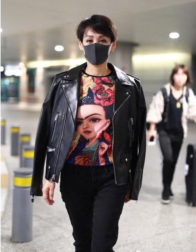 宁静太猛了，这么窄的牛仔裤还往靴里塞，网友：有80斤吗？