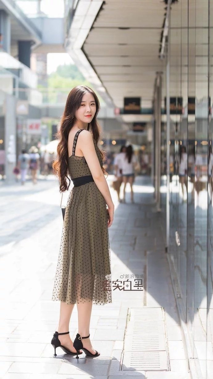 街拍:将T恤一角随意插进腰部，拥有大长腿就是这么简单