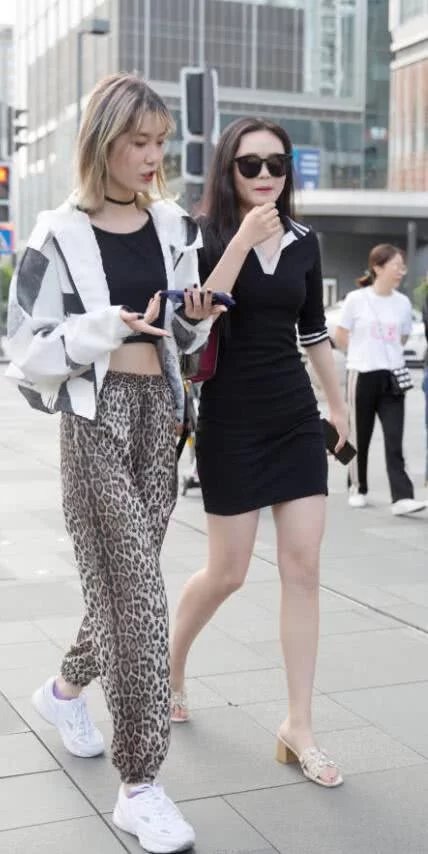 窈窕小姐姐的紧身连衣裙紧紧包裹在身上勾勒完美曲线上演上演美腿