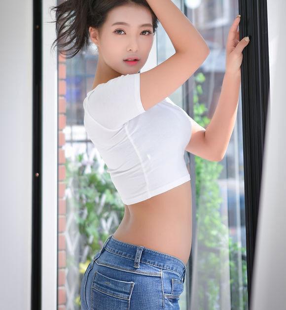 身材好的牛仔裤美女，展现出迷人的魅力！