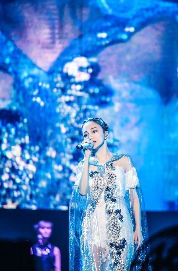 张韶涵也会72变？演唱会造型，惊呆了我的双眼！