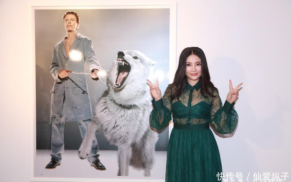 【身穿】徐冬冬穿衣真大胆,绿色蕾丝连衣裙长裙现身活动,身穿凹凸感十足