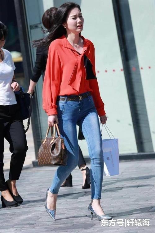 活力时尚的牛仔裤美女，轻松自在，展现街头的休闲风