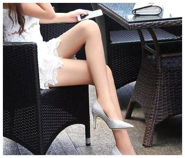 尖头细跟结合优美弧度,彰显女性迷人魅力,一展你独特的风采