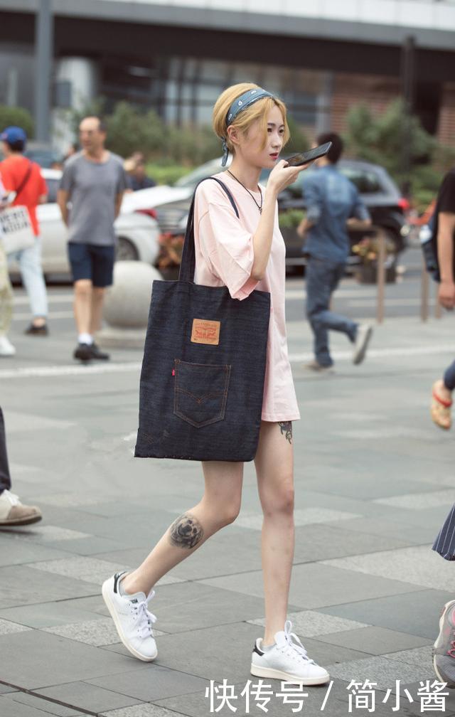 美女街拍：高雅温柔仙姿玉色，想多看一眼！