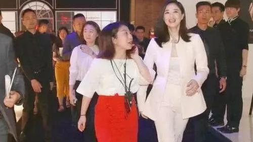 当蒋欣和俞飞鸿同穿西装,网友:终于见识了熟女的魅力有多大