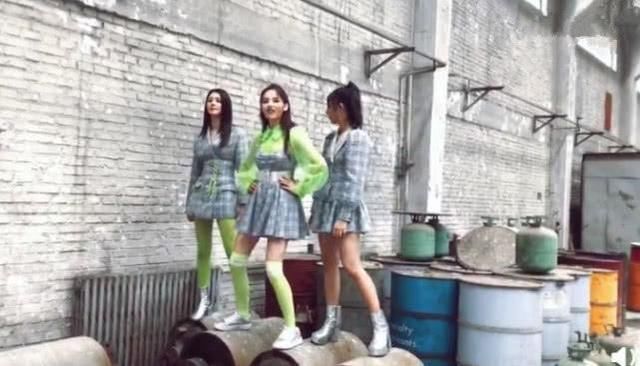 杨超越厉害了，穿绿色长筒袜，真的很会表现自己！