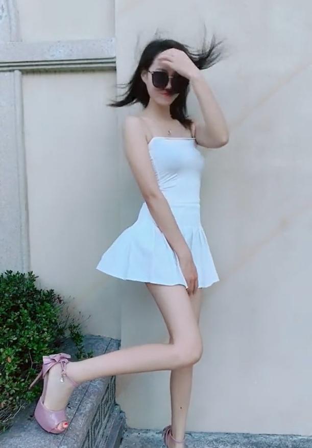 大大咧咧的小姐姐，风一来顾上不顾上!