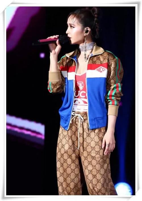 蔡依林又搞事！“连体泳衣”外穿引热议，网友：上厕所要怎么办？