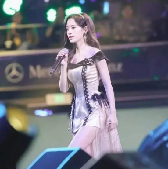 有一种超短裙叫鞠婧祎的超短裙，小的只有鞠婧祎这样胆量的人才敢