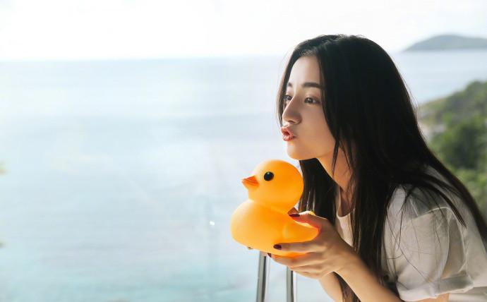 迪丽热巴最新近照, 在浴缸上穿T恤秀翘臀美腿, 网友: 让我多看一