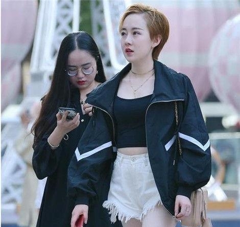  #美女#个性时尚的美女街拍：光彩照人的美女，给你时尚自信的感觉