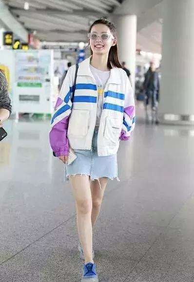 李沁喜欢穿短裙也实在太短了, 难怪一直用包包挡住 网友: 太大胆