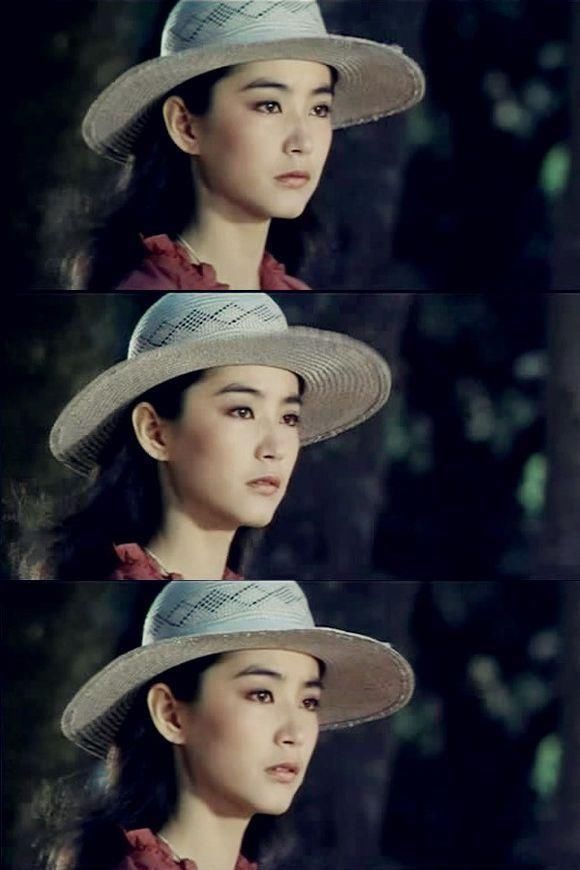 64岁林青霞厉害了！白色T恤搭配牛仔裤显小30岁，网友：不老女神