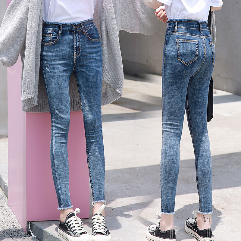 一条简单的牛仔裤，任意搭配穿出不一样的风格，秀出好身材