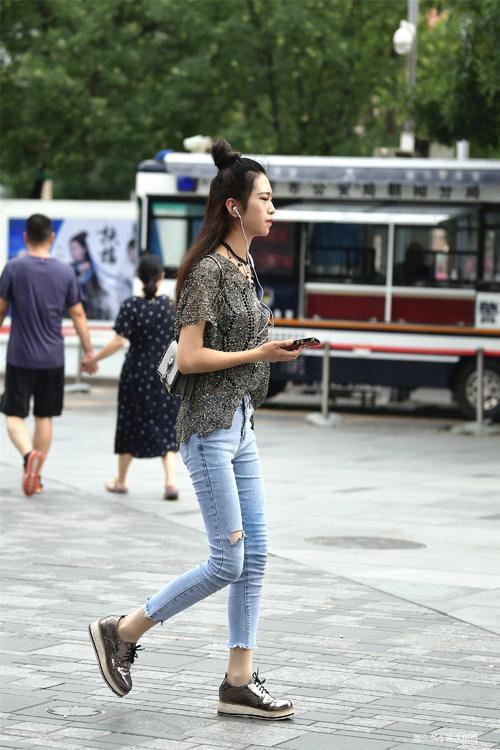 小姐姐们穿着紧身牛仔裤，是因为她们对自己身材的那一份自信