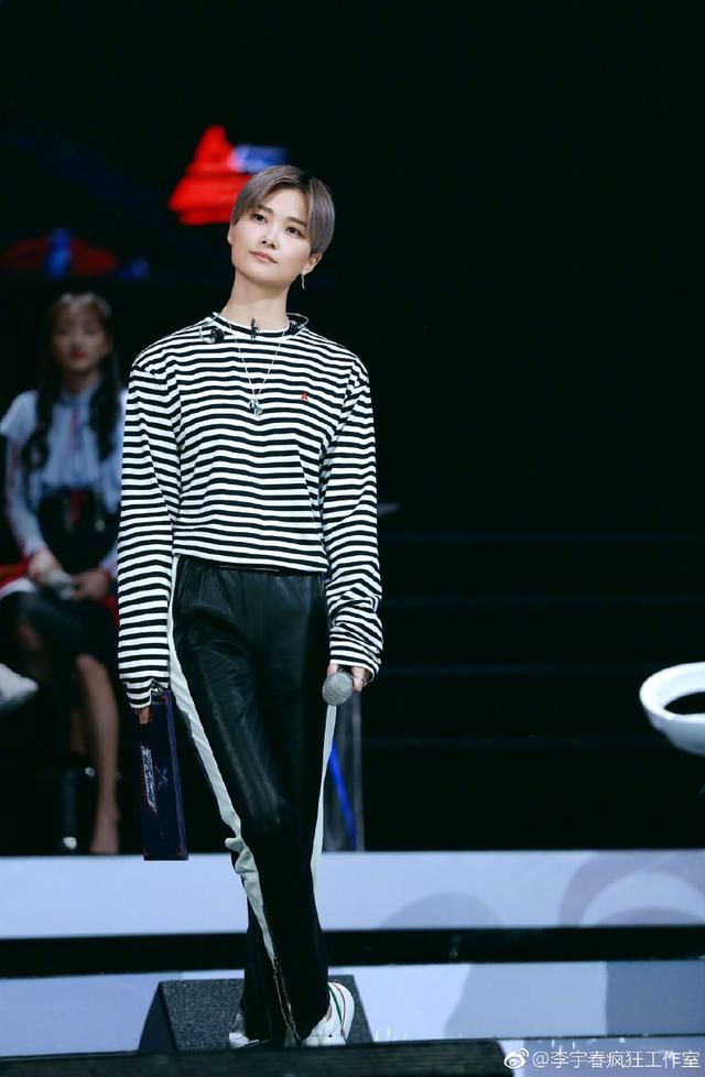 李宇春终于穿对衣服了！红色外套搭配短裤，网友：越来越有女人味