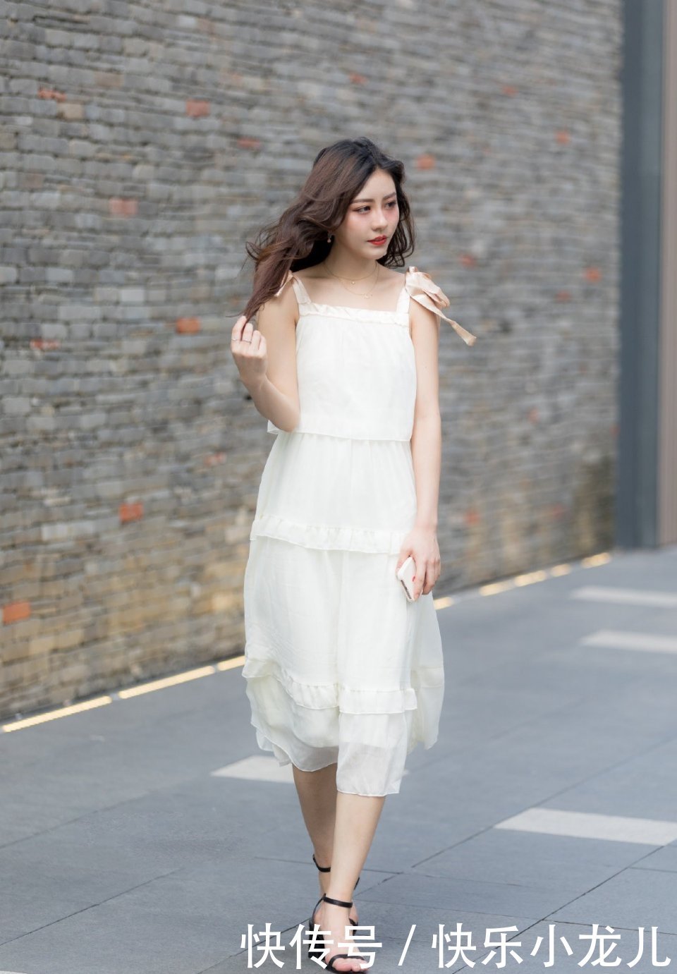  尽显：吊带裙怎么穿？时尚达人吊带裙穿搭分享，尽显女人味，美的很高级