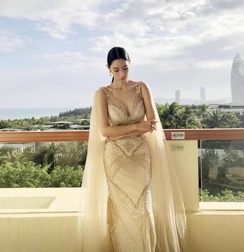  选择：克拉拉终于换风格，穿白色紧身连衣裙扎低马尾，气质真像李英爱