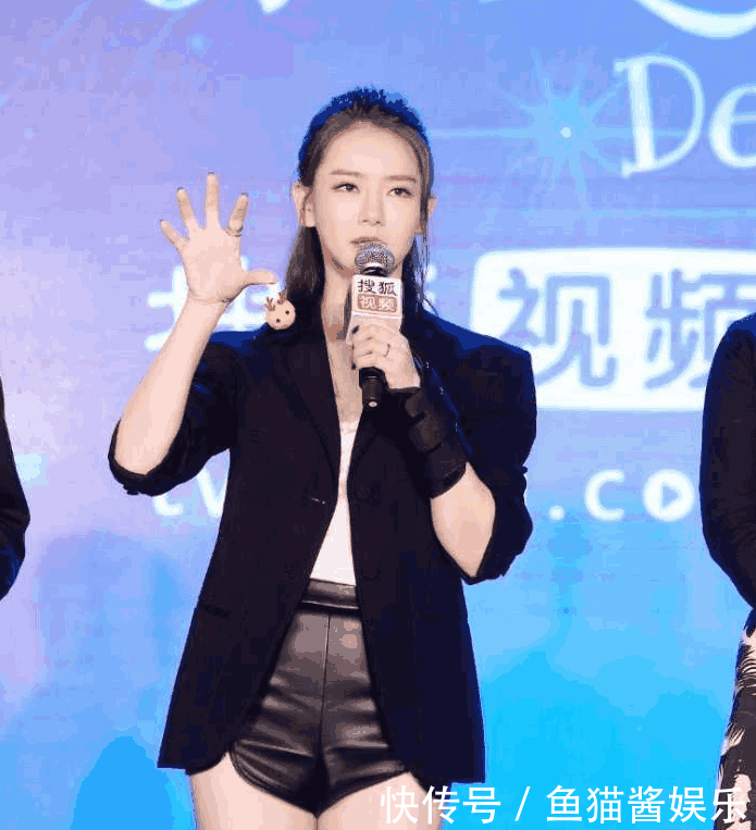 戚薇也太敢穿了, 下半身的“柱子”好显目, 网友: 这腿简直跪了