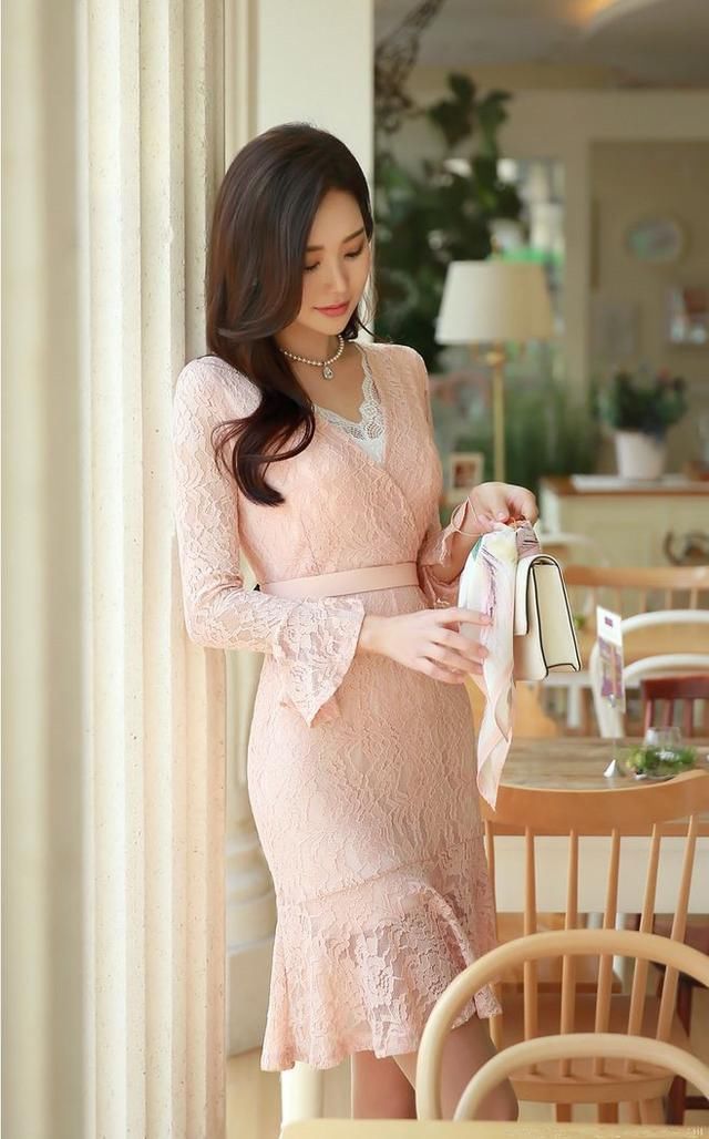 超美身材气质美女，粉红色更减龄!