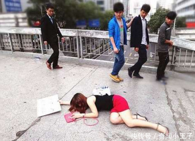 短裙美女晕倒在天桥上,牌子上写的7个大字让众