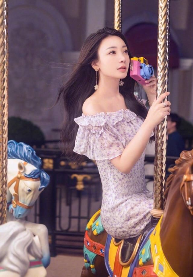 柳岩变身澳门都市伊人，穿碎花一字肩连衣裙，清新甜美似少女！