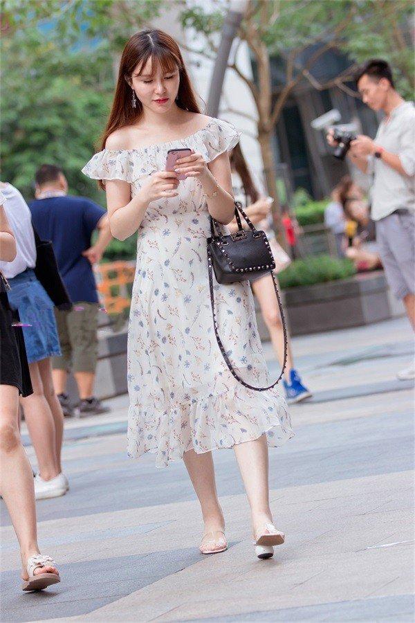 街拍：遇到外国语学校超气质校花，心疼女神膝盖上的伤