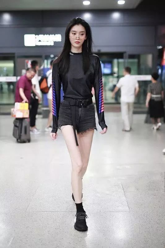 现在都以瘦为美?这么窄的短裤奚梦瑶都穿不满，网友:有没有100斤?