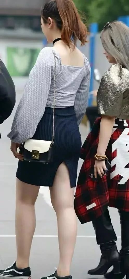 微胖轻熟女包臀裙裹出丰腴的臀线，大象腿粗壮有力，左右摇摆很有