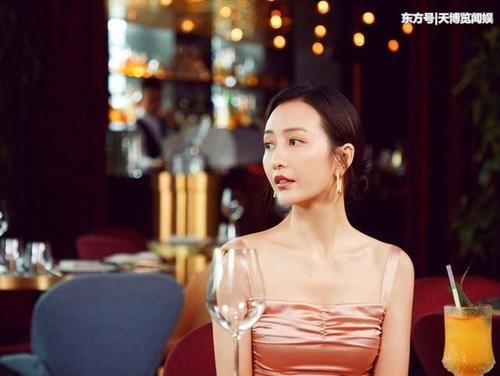 王鸥撞衫迪丽热巴，一个端庄优雅，一个仙女下凡