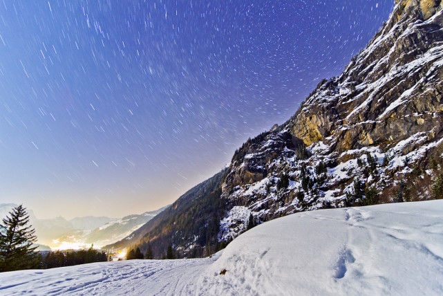 这座山峰每年吸引了各个国家的游客,风景美到让人窒息!