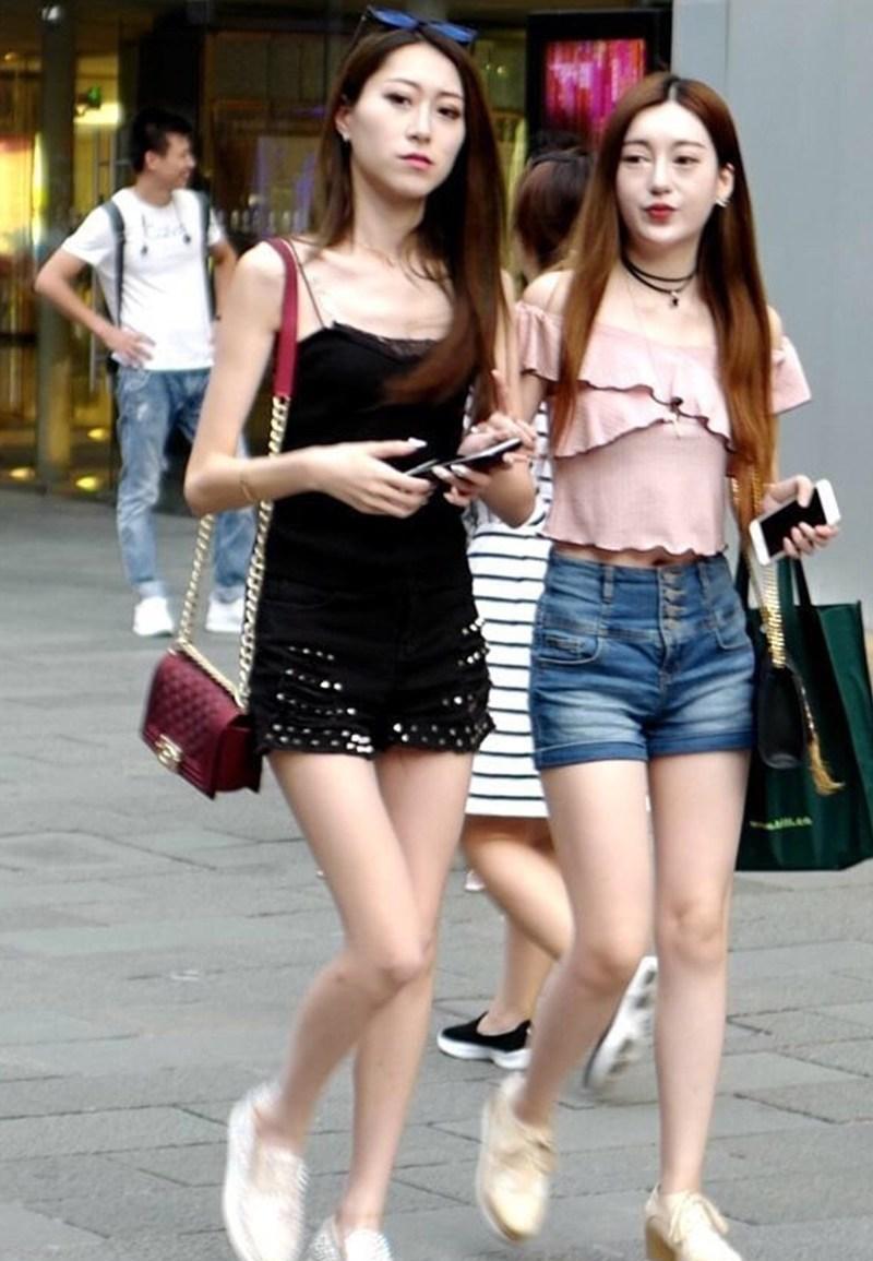 时尚穿着：穿低胸包臀裙的姐妹, 在夜幕下显得十分迷人