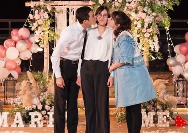 #婆婆#麦迪娜宅家晒美照,却被姜潮吐槽衣衫不整!婆婆送的项链太抢镜