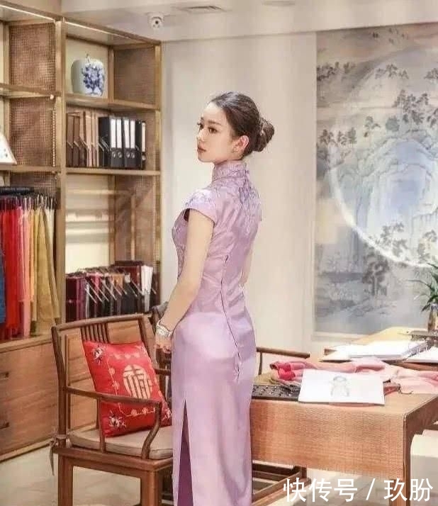 『镜头』吉娜这3D身材绝了,穿上旗袍后朗朗忙遮镜头,这女人美得太惊艳