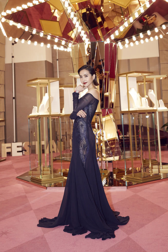 蔡依林155cm的身高，穿一字肩鱼尾裙也不丑，很有女神范