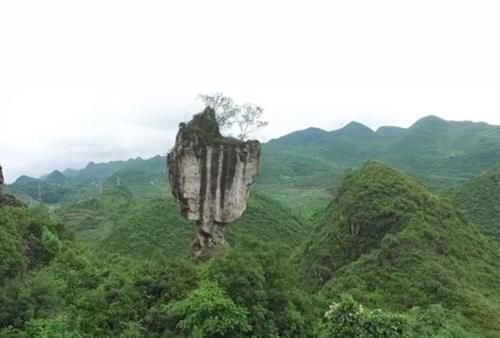 云南深山里发现一奇石，上粗下细，屹立悬崖千万年不倒