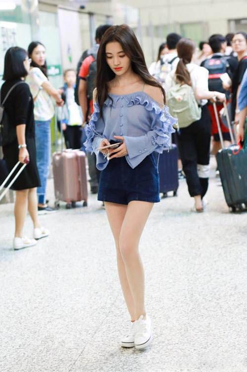 不愧是“四千年美女”，每张图都很惊艳，小鞠是越来越撩人了！