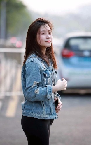 小羽街拍：俩紧身裤姐妹花，成了夏日里最美风景，美女你不热吗？