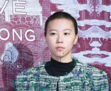 没有最丑只有更丑，窦靖童把三万外套穿成地摊货，名牌衣服审美真