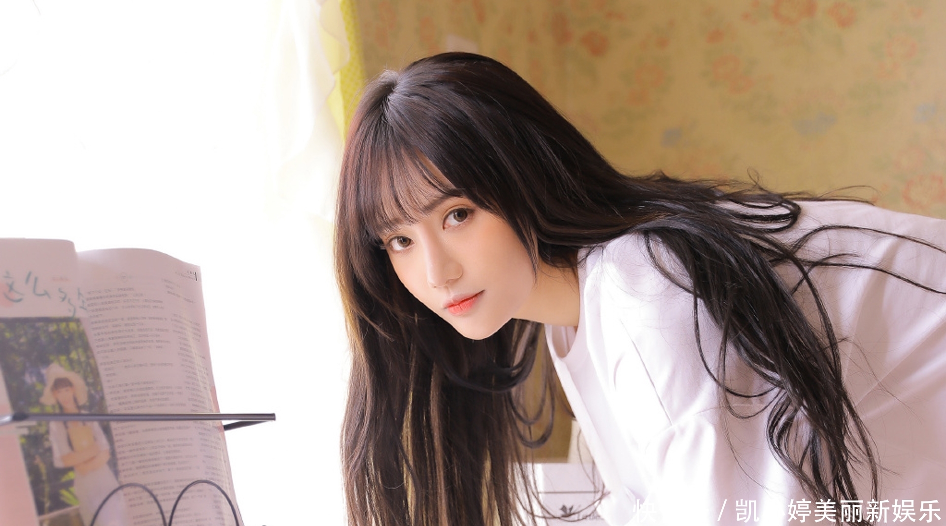  #清新#美女自拍：小姐姐清新长发，穿白衬衫在家自拍。