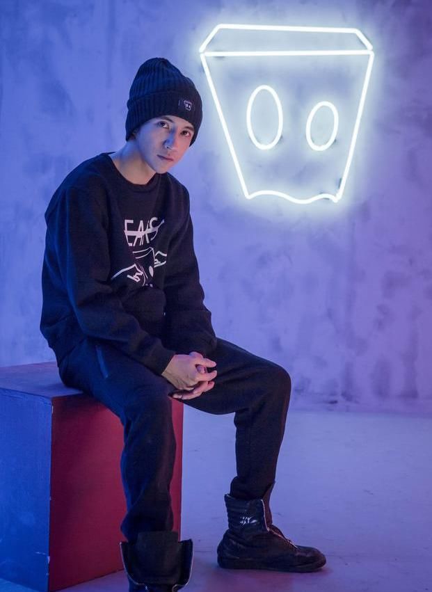 『薛之谦』薛之谦三十多岁穿搭如少年！走在时尚潮流前端开发的“薛式穿搭”深受好评